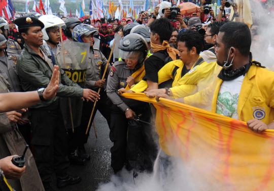 Bentrok demonstran dengan polisi di depan Gedung DPR