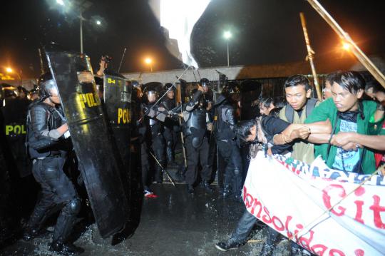 Disemprot water canon, mahasiswa bentrok dengan polisi