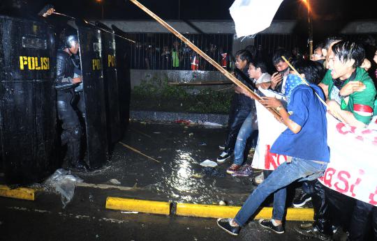 Disemprot water canon, mahasiswa bentrok dengan polisi