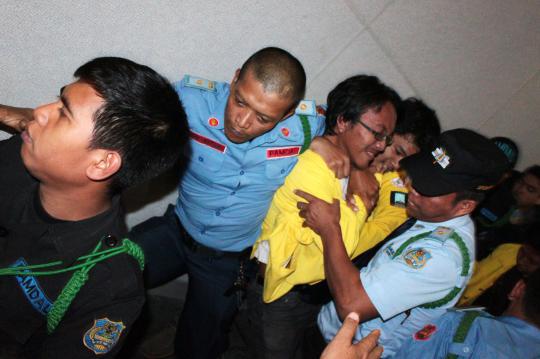 Mahasiswa mengamuk di sidang paripurna kenaikan BBM