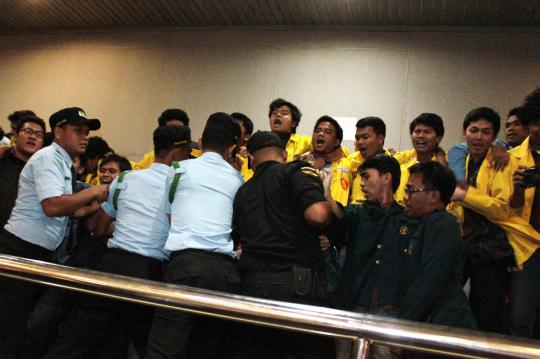 Mahasiswa mengamuk di sidang paripurna kenaikan BBM