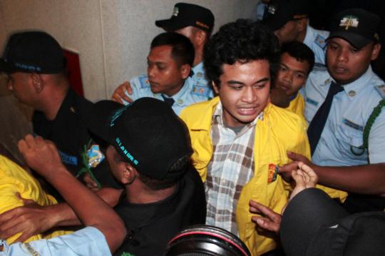 Mahasiswa mengamuk di sidang paripurna kenaikan BBM