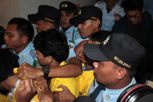 Mahasiswa mengamuk di sidang paripurna kenaikan BBM