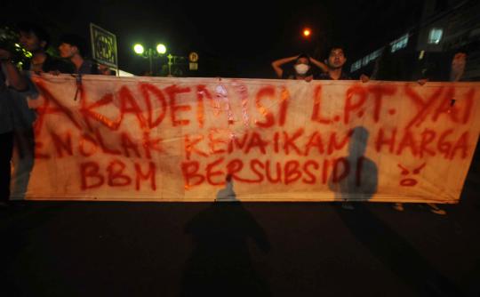 Mahasiswa memblokir jalan akibat kenaikan BBM