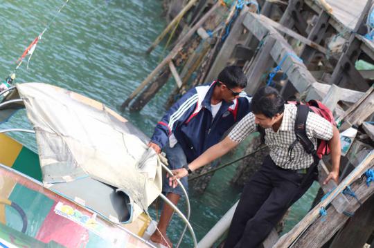 Pegawai pajak Batulicin, seberangi laut sambangi Wajib Pajak