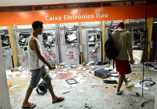 Rugikan rakyat, puluhan ribu warga Brasil tolak Piala Dunia 2014