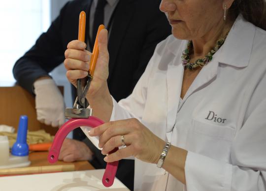 Menengok proses pembuatan barang mewah Dior dan Louis Vuitton