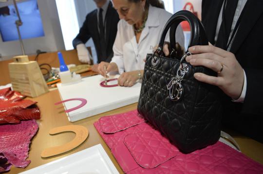 Menengok proses pembuatan barang mewah Dior dan Louis Vuitton