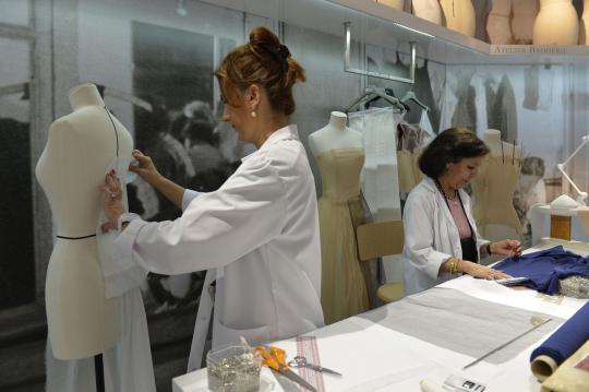 Menengok proses pembuatan barang mewah Dior dan Louis Vuitton