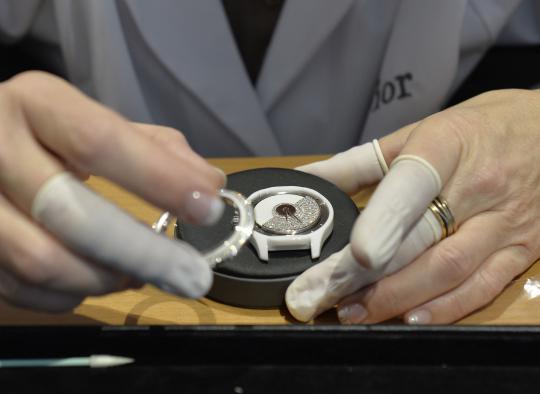 Menengok proses pembuatan barang mewah Dior dan Louis Vuitton