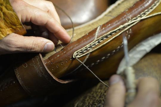 Menengok proses pembuatan barang mewah Dior dan Louis Vuitton