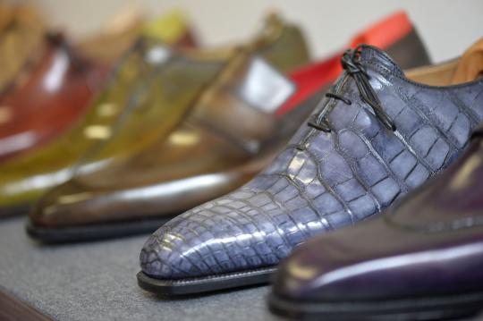 Menengok proses pembuatan barang mewah Dior dan Louis Vuitton