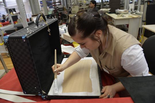 Menengok proses pembuatan barang mewah Dior dan Louis Vuitton