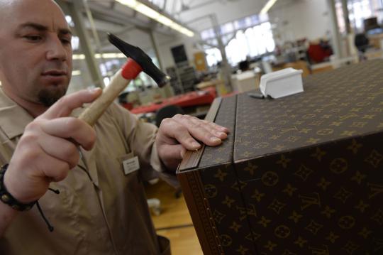 Menengok proses pembuatan barang mewah Dior dan Louis Vuitton
