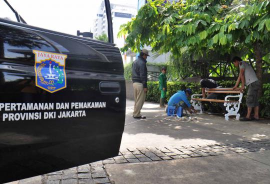 Pemasangan bangku taman di pinggir jalan Ibu Kota