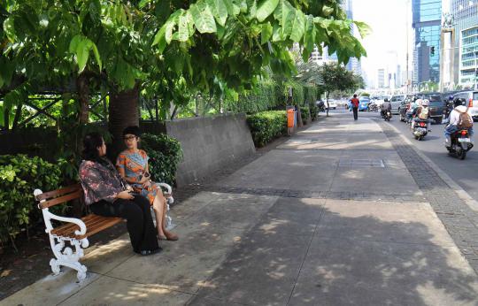 Pemasangan bangku taman di pinggir jalan Ibu Kota