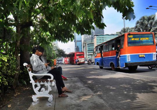 Pemasangan bangku taman di pinggir jalan Ibu Kota