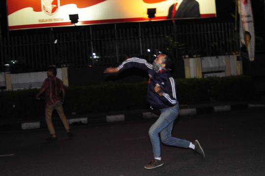 Demo BBM, mahasiswa UBK saling lempar batu dengan aparat