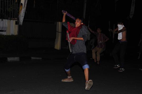 Demo BBM, mahasiswa UBK saling lempar batu dengan aparat