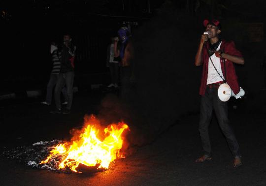 Demo BBM, mahasiswa UBK saling lempar batu dengan aparat