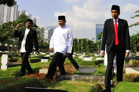Ziarah ke makam MH Thamrin, Jokowi kaget piala Bung Karno hilang