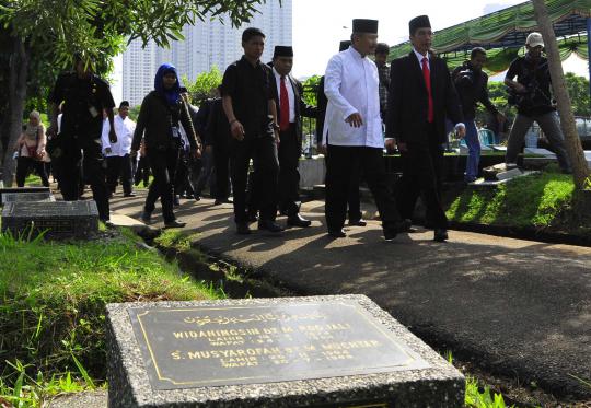 Ziarah ke makam MH Thamrin, Jokowi kaget piala Bung Karno hilang