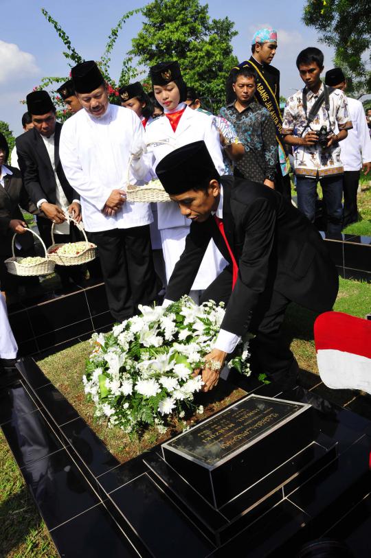 Ziarah ke makam MH Thamrin, Jokowi kaget piala Bung Karno hilang