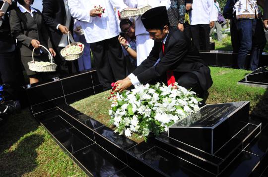 Ziarah ke makam MH Thamrin, Jokowi kaget piala Bung Karno hilang