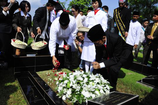 Ziarah ke makam MH Thamrin, Jokowi kaget piala Bung Karno hilang