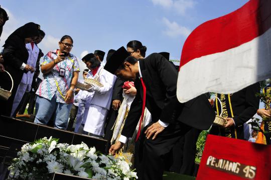 Ziarah ke makam MH Thamrin, Jokowi kaget piala Bung Karno hilang