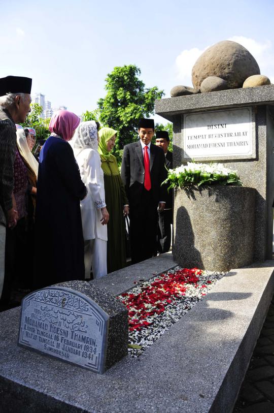 Ziarah ke makam MH Thamrin, Jokowi kaget piala Bung Karno hilang