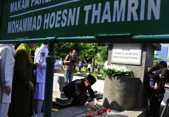 Ziarah ke makam MH Thamrin, Jokowi kaget piala Bung Karno hilang