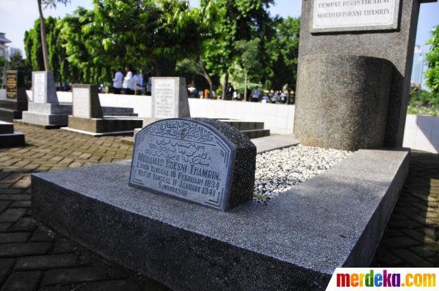 Foto : Ziarah ke makam MH Thamrin, Jokowi kaget piala Bung 