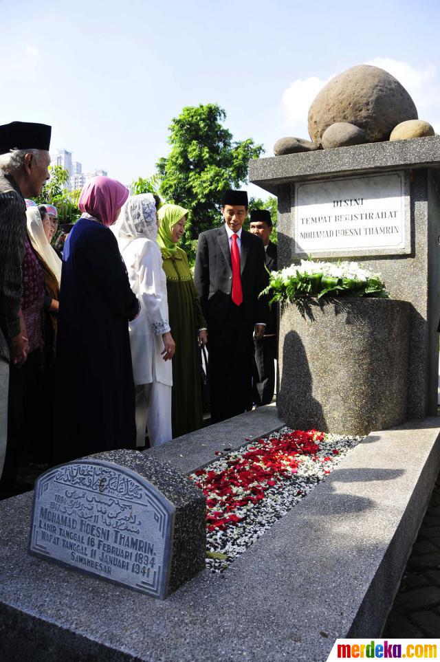 Foto : Ziarah ke makam MH Thamrin, Jokowi kaget piala Bung 