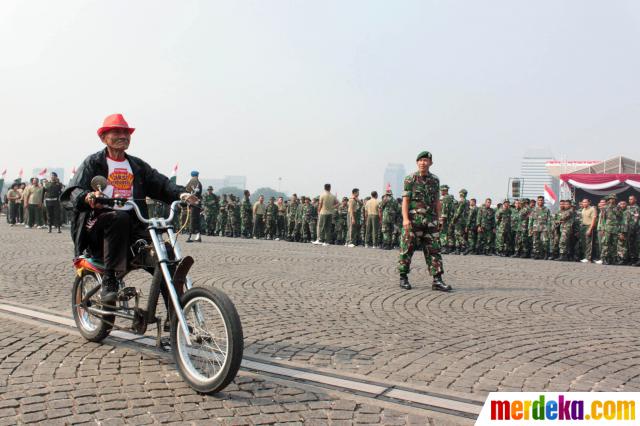 Foto : Kendarai lowrider, seorang kakek terobos barisan 