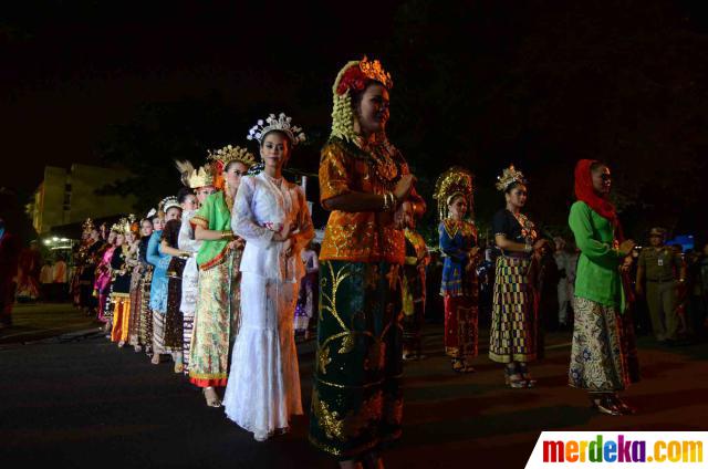 Foto : Penghormatan Jokowi potong tumpeng raksasa di HUT 