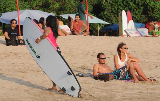 Mengintip kegiatan para turis asing berjemur di Pantai Kuta