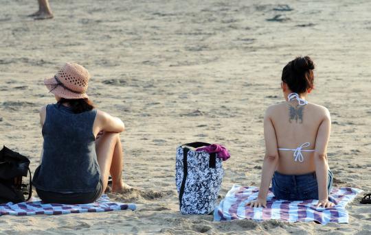 Mengintip kegiatan para turis asing berjemur di Pantai Kuta