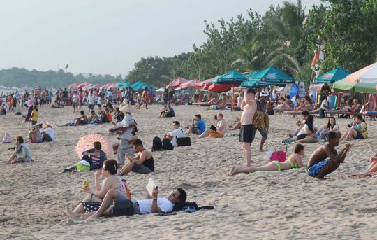 Mengintip kegiatan para turis asing berjemur di Pantai Kuta