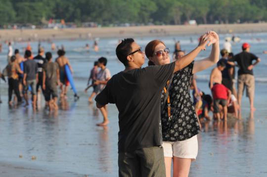 Mengintip kegiatan para turis asing berjemur di Pantai Kuta