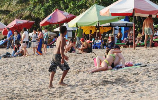 Mengintip kegiatan para turis asing berjemur di Pantai Kuta