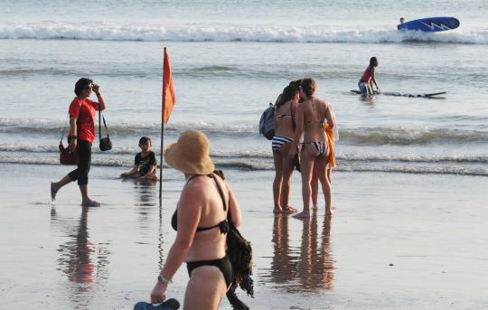 Mengintip kegiatan para turis asing berjemur di Pantai Kuta