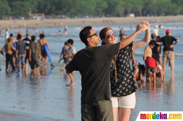 Foto Mengintip Kegiatan Para Turis Asing Berjemur Di Pantai Kuta 