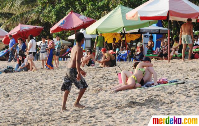 Foto Mengintip Kegiatan Para Turis Asing Berjemur Di Pantai Kuta 