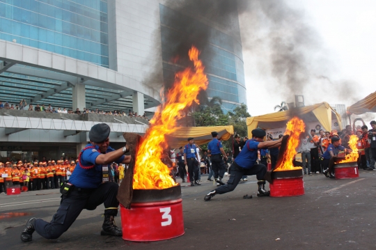 Aksi petugas pemadam kebakaran berlomba menjinakkan api