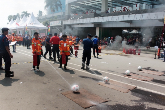 Aksi petugas pemadam kebakaran berlomba menjinakkan api