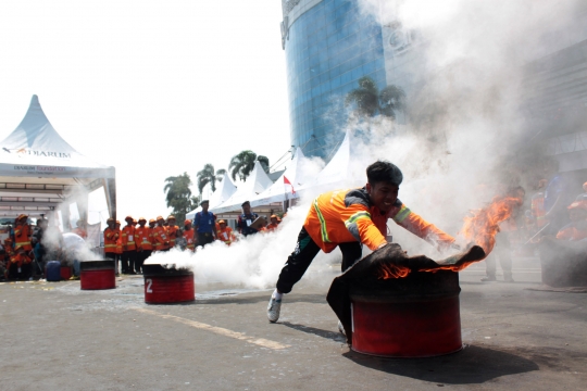 Aksi petugas pemadam kebakaran berlomba menjinakkan api