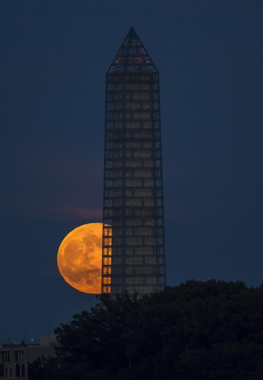 Indahnya Supermoon diabadikan dari berbagai negara