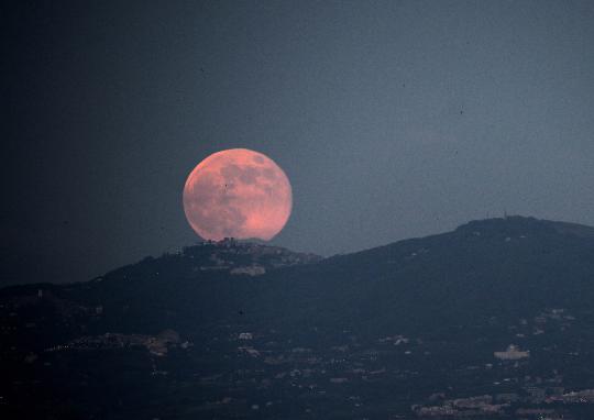 Indahnya Supermoon diabadikan dari berbagai negara