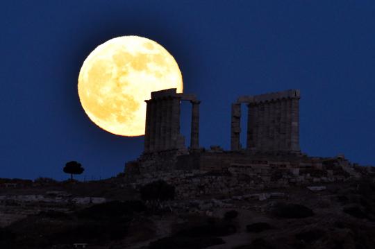 Indahnya Supermoon diabadikan dari berbagai negara